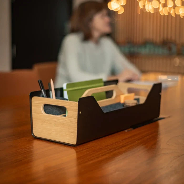 Gustav Dot XL Black desk organizer – detail shot of aluminium and oak