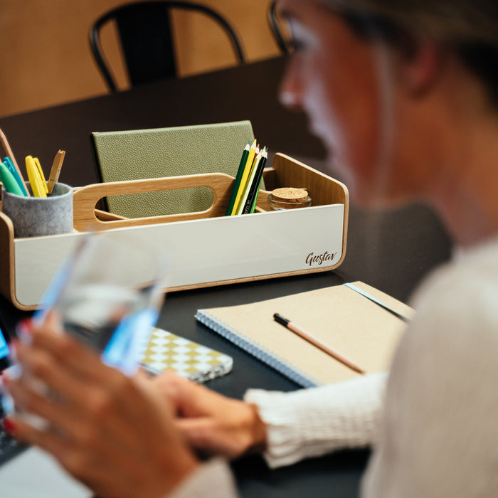 Gustav Lounger mobile desk organizer – lifestyle shot for desk sharing