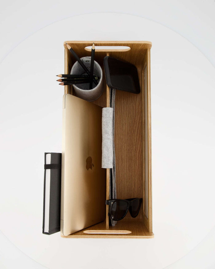 Gustav Studio mobile desk organizer – top view with accessories for desk sharing