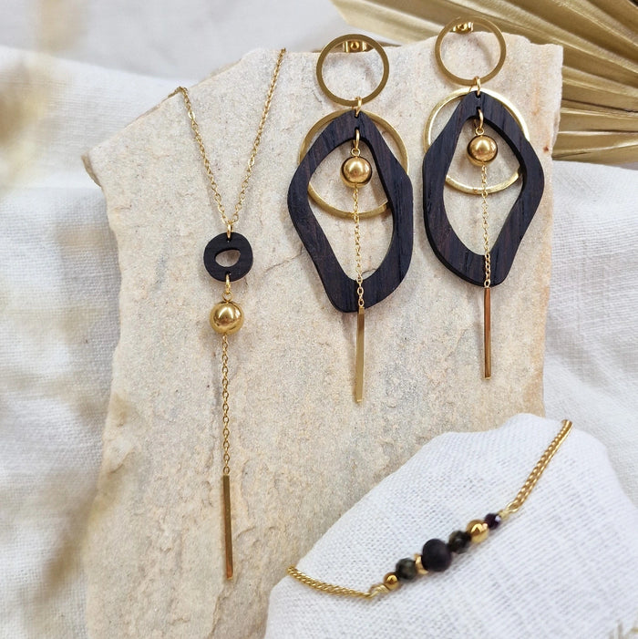 Schmuckset aus Räuchereiche bestehend aus Ohrringen, Halskette und Armband in Gold