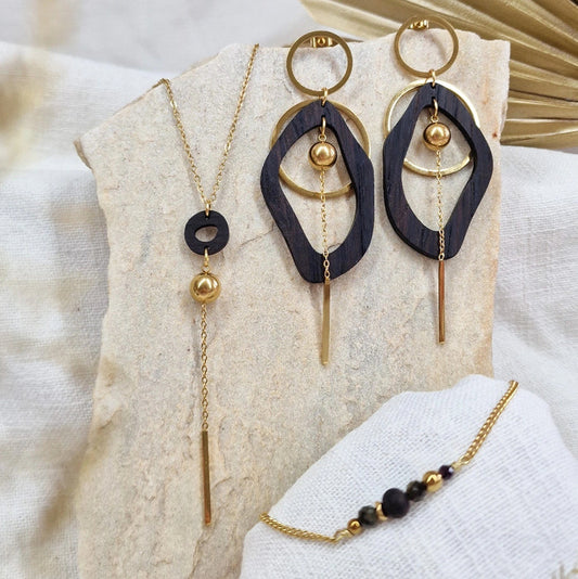 Schmuckset aus Räuchereiche bestehend aus Ohrringen, Halskette und Armband in Gold