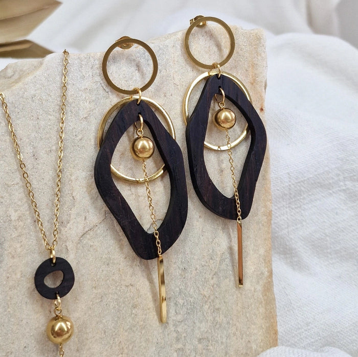 Schmuckset aus Räuchereiche bestehend aus Ohrringen, Halskette in Gold
