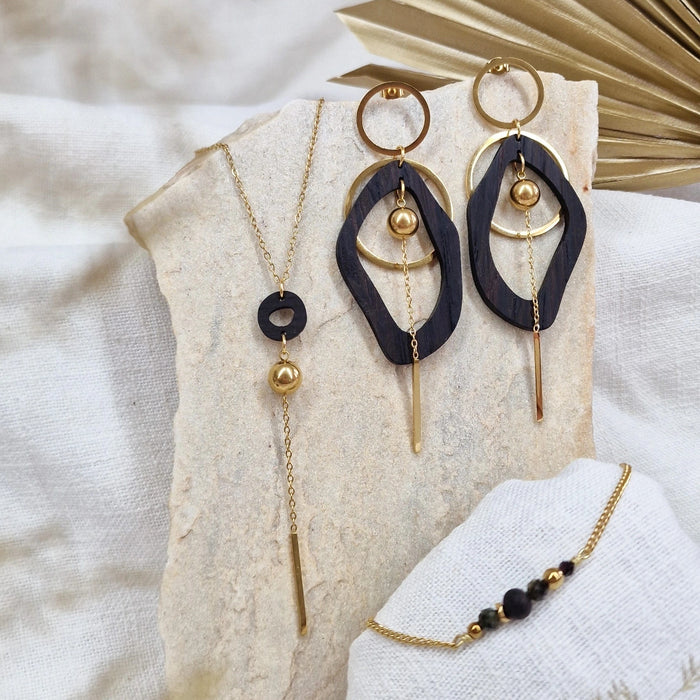 Schmuckset aus Räuchereiche bestehend aus Ohrringen, Halskette und Armband in Gold