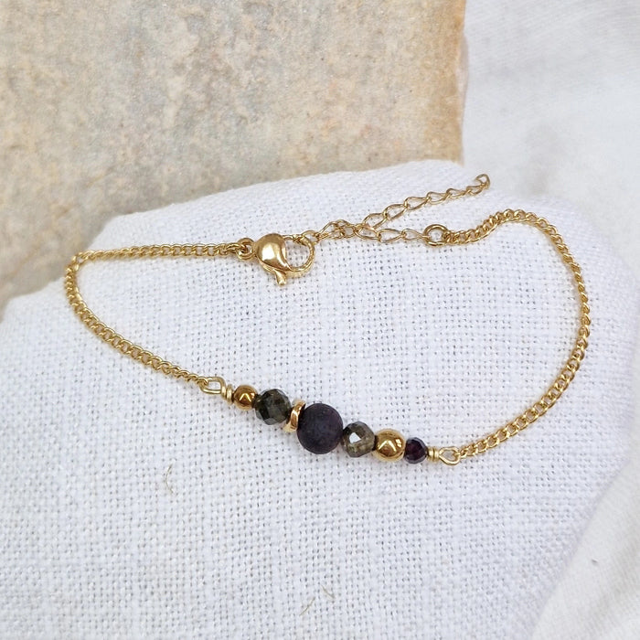 Handgefertigtes Armband aus dunklen Holzperlen mit goldfarbener Kette