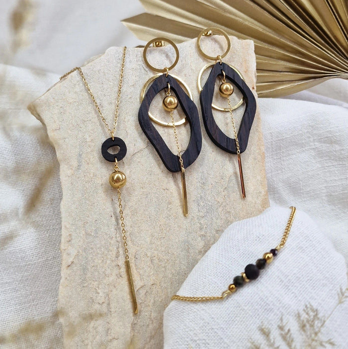 Schmuckset aus Räuchereiche bestehend aus Ohrringen, Halskette und Armband in Gold