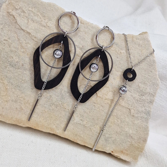 Schmuckset aus Räuchereiche bestehend aus Ohrringen und Halskette in Silber auf einem Stein