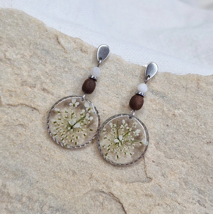 Ohrringe 'Perlblumen' aus Nussholz und Resin mit echten weißen Blüten, Variante mit silberfarbenem Edelstahl-Ohrhänger.