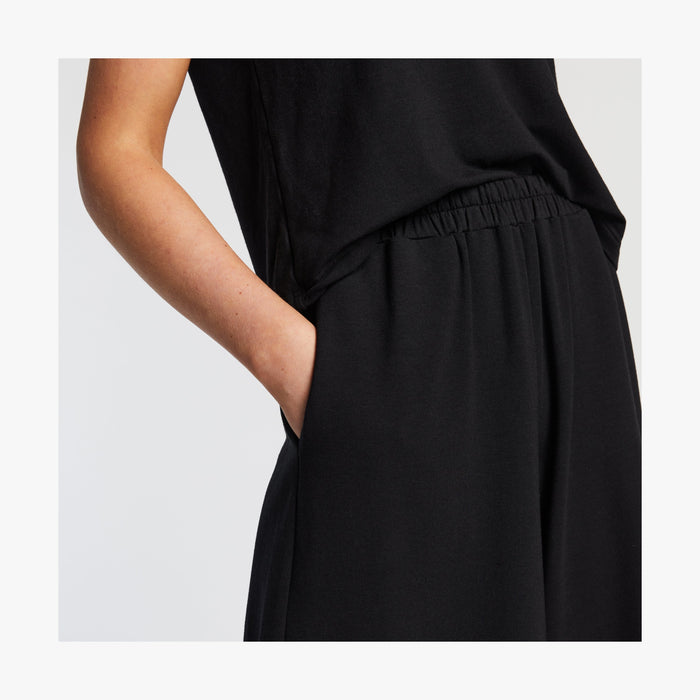 Black | Pocket view of Sevilla Pants in Black
