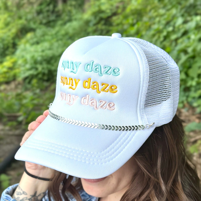Add a playful touch to your hat with The Darling Effect's Silver-Leaf Chain Trucker Hat Chain—an accessory featuring a silver chevron detail, perfect for bright days and sunny daze style.